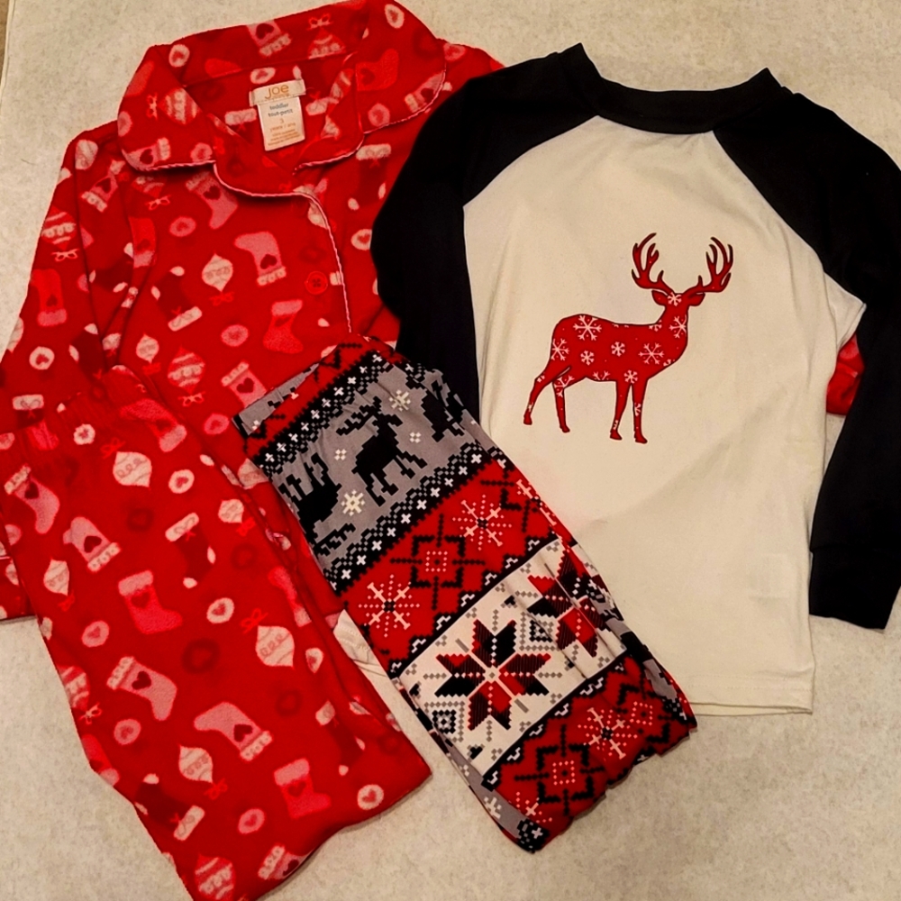 Two pair holiday print two piece pajama sets